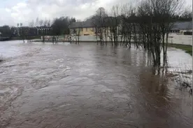 风暴“富兰克林”侵袭英国 已致英国多地道路中断及居民社区被淹图片