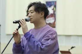 从《一年一度喜剧大赛》收获人气后，他第一时间回到最爱的舞台图片