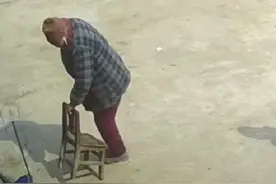 可爱又温馨！2岁宝宝陪太奶奶晒太阳图片