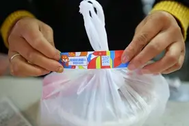 外卖封签来了！看看你的外卖有没有用上这把“安全锁”，3月1日起商家如未使用将被处罚图片