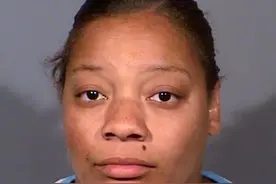 被要求“态度好点”，美国女子就将七旬老人推下公交车致其死亡图片