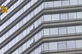 入住酒店闹矛盾，服务员进客人房间搬行李改密码…图片