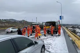 昆明今晚连夜对二环路、昆玉等道路除雪图片