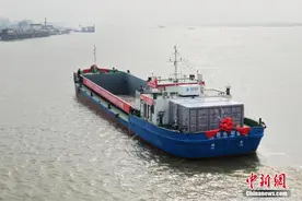 长江流域最大载重吨位电动货船首航图片