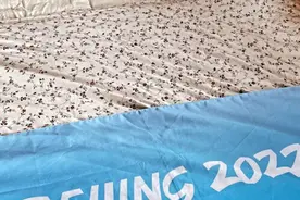 满满的留念！捷克选手回国后打造冬奥同款卧室 床头堆满冰墩墩图片