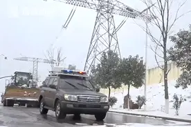 云南昆明突降大雪 武警官兵紧急驰援机场图片