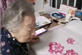 点赞！88岁妈妈凌晨5点半上网课学画图片