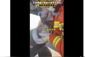 女子沉迷撸猫手被卡猫包图片