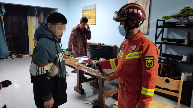 家门反锁，男孩深夜回不去家，32楼外上演真人版“蜘蛛侠”！结果悲催了