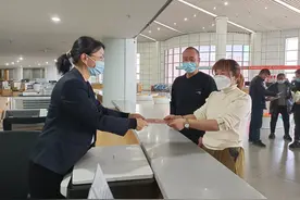 「我为群众办实事」梨城三个“办证难”小区历史问题终化解 业主喜领不动产权证书图片