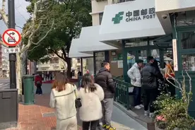 喝着邮政咖啡与武康大楼合影成时尚，上海首家邮政咖啡店火了，日销咖啡超200杯图片