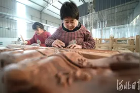 河北隆尧：家具产业“红火”生产图片
