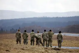 乌俄局势·现场｜美国陆军第82空降师士兵在波兰基地中散步图片