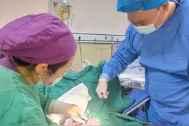 张家界：丈夫陪产 为生命“剪彩”图片