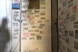 社区干部和物业人员自己动手，把271个单元的小广告彻底清除图片