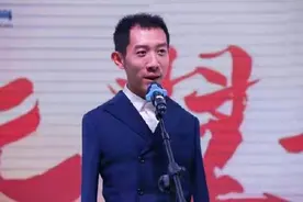 考上同济研究生无臂少年通过法考，下一个目标是读博图片