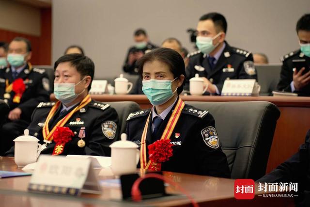 这个手写户口簿的民警退休了 从警42年 她见证了成都公安户籍管理的变迁