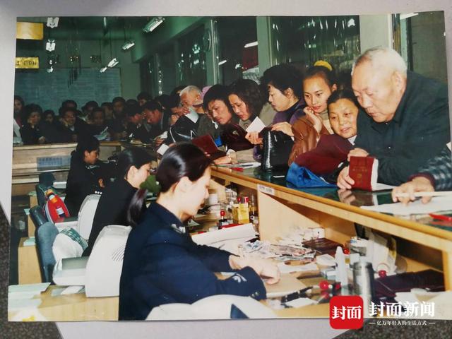 这个手写户口簿的民警退休了 从警42年 她见证了成都公安户籍管理的变迁