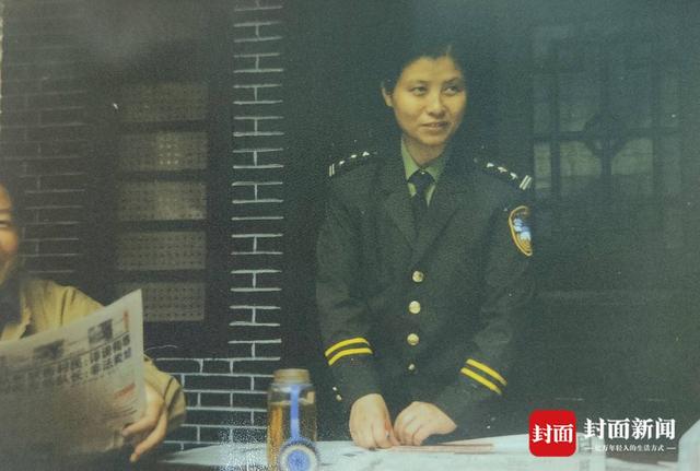 这个手写户口簿的民警退休了 从警42年 她见证了成都公安户籍管理的变迁