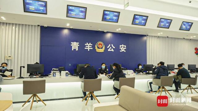 这个手写户口簿的民警退休了 从警42年 她见证了成都公安户籍管理的变迁