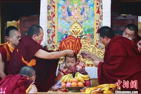 青海塔尔寺第九世格嘉活佛坐床继位图片