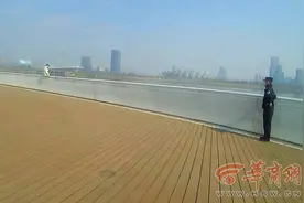 西安一女子欲跳河轻生 民警便装靠近一把拉回图片