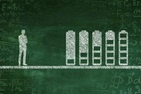 调查｜锂电厂陷“内卷”抢人：普通工人月入近万，高端人才薪酬2年翻倍图片