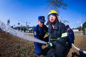 专业消防员走进海军某基地图片