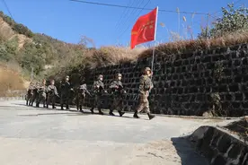 “00后”新兵首次踏上边关巡逻路图片