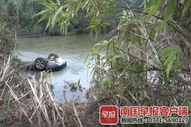 靖西一辆小车冲入水塘，车上4人不幸遇难！其中有两名小孩图片