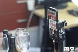 主播每天4小时直播带货月入近万：大牌光出场费20万 有的单场卖货百万得花一半买流量图片