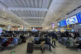 上海虹桥火车站仍然满屏“晚点”有一班车晚了367分钟图片