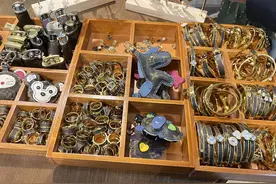 执法人员检查成都一中古店“堆”起卖的LV全是假冒商品图片