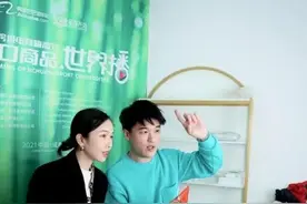 成都：在华留学生关注直播风口 化身外籍主播带货忙图片