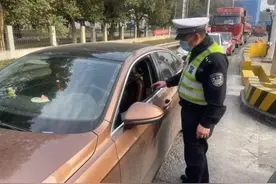 都是草莓惹的祸？杭州高速交警查到一辆超员车，驾驶员反问：小孩也算超员？图片