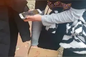 重庆男孩背水爬山只卖2元一瓶，家长：自己发现商机，每次赚三四块图片
