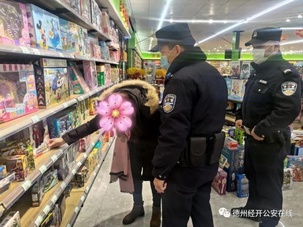 15元的“奥特曼”不见了，单亲妈妈崩溃报警，看完破防了……