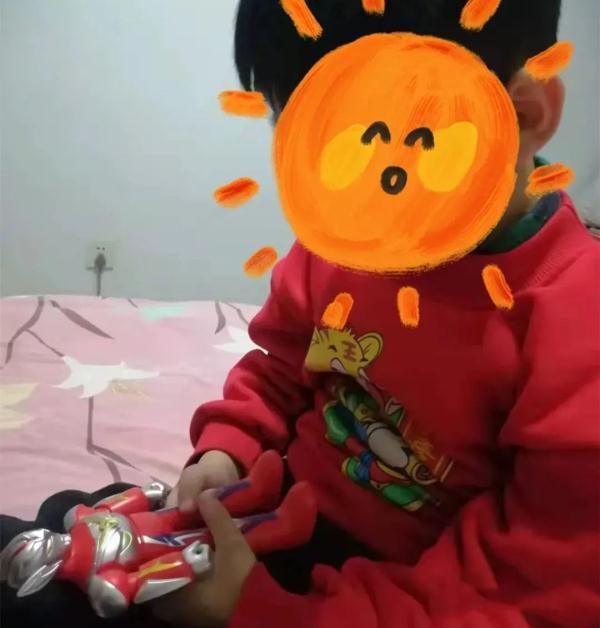 15元的“奥特曼”不见了，单亲妈妈崩溃报警，看完破防了……