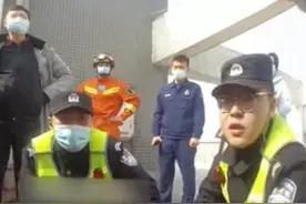 与女友吵架 男子双腿悬空坐在楼顶边缘 派出所所长苦劝一个多小时图片
