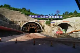 渝北区春华大道鹿山隧道开挖过半 建成后将有效缓解空港新城片区交通压力图片