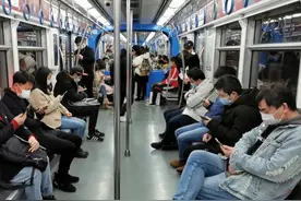 乘车时莫把电子设备声音外放图片