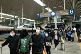 1米深土中挖出巨额现金！上海警方破获亿元特大诈骗案，已追赃挽损8100余万图片