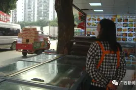 南宁鲁班路一头疯牛横冲直撞 民警果断出手图片