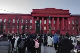 已到摩尔多瓦！首批撤离基辅的中国留学生顺利通关图片