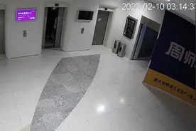 开个玩笑踹电梯门？沪一女子被采取刑事强制措施图片