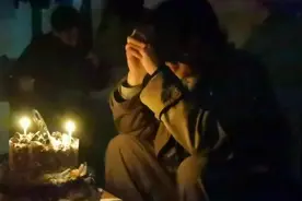 大学生拉二胡给室友庆生，网友：拉得很好，下次别拉了图片