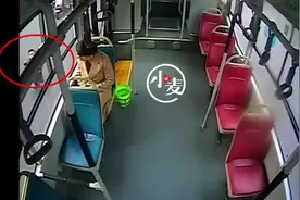 萌娃追着公交车喊妈妈 车长化身“代理爸爸”细心照顾助回家图片