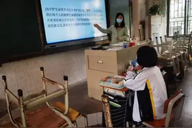 只有一个学生还上课吗？上！图片