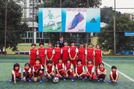 阿迪达斯足球助力元宝小学女子足球队走出大山，勇敢逐梦图片