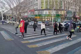 虎年开学忙！兴安盟交警携手志愿者做好开学第一天护学工作图片